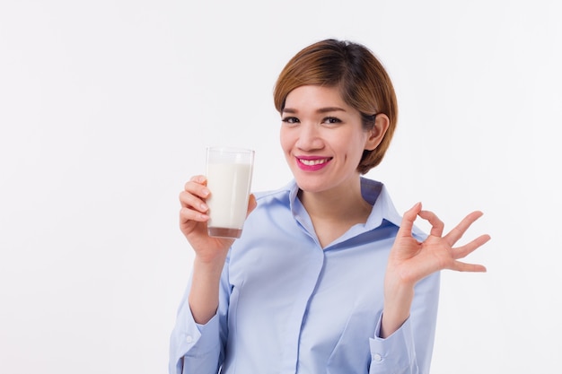 Junge asiatische Frau, die ein Glas hält