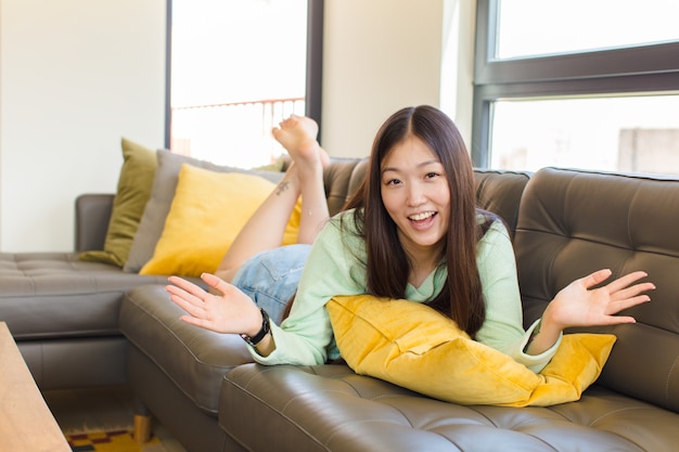 Junge asiatische Frau, die glücklich, arrogant, stolz und selbstzufrieden aussieht und sich wie eine Nummer eins fühlt