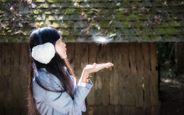 Junge asiatische Frau, die im Park sich entspannt