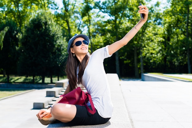 Junge asiatische Frau, die selfie Bilder macht