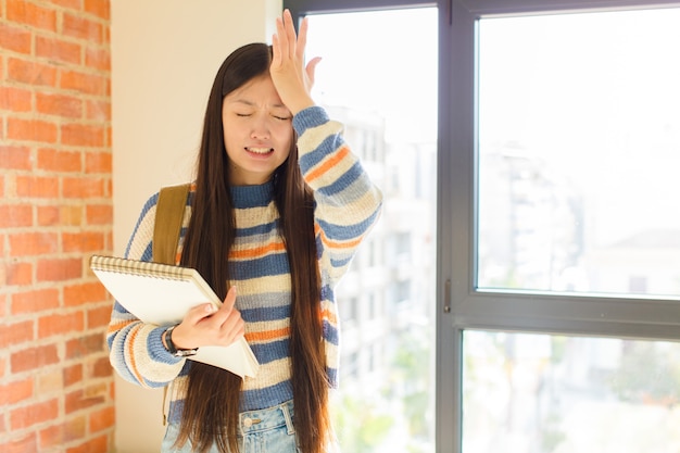 Junge asiatische Frau, die sich gestresst fühlt