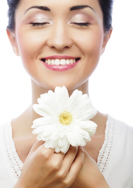 Junge asiatische Frau, die weiße gerber Blume anhält