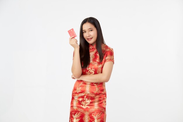 Junge asiatische Frau im traditionellen roten cheongsam Kleid