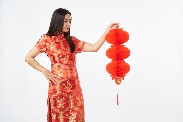 Junge asiatische Frau im traditionellen roten cheongsam Kleid