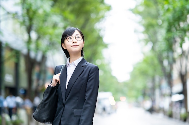 Junge asiatische Frau in einem professionellen Anzug