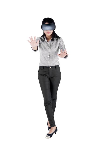 Junge asiatische Frau in Virtual-Reality-Brille