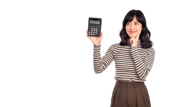 Junge asiatische Frau lässig uniform Betrieb Taschenrechner auf weißem Hintergrund Geschäfts- und Finanzkonzept