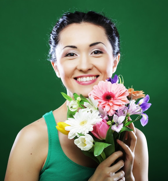 Junge asiatische Frau mit Blumenstraußblumen