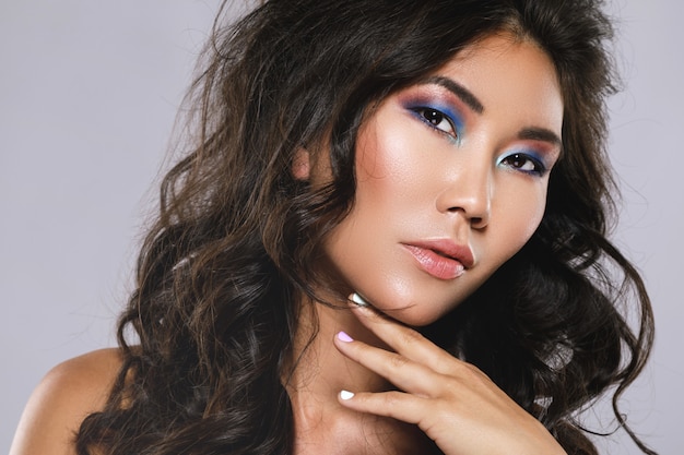 Junge asiatische Frau mit einem schönen lockigen Haar und Make-up