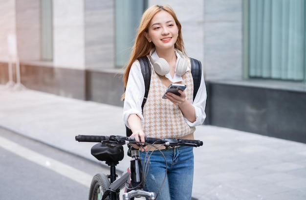 Junge asiatische Frau mit Fahrrad als Transportmittel