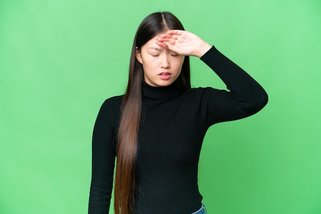 Junge asiatische Frau mit isoliertem Chroma-Key-Hintergrund und müdem und krankem Gesichtsausdruck