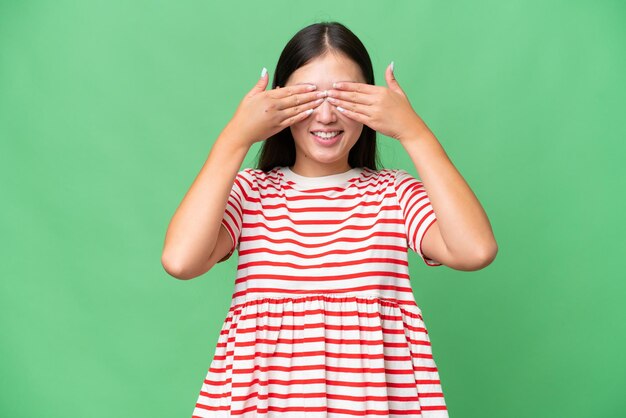 Junge asiatische Frau mit isoliertem Hintergrund, die mit der Hand eine Stoppgeste macht, um eine Handlung zu stoppen