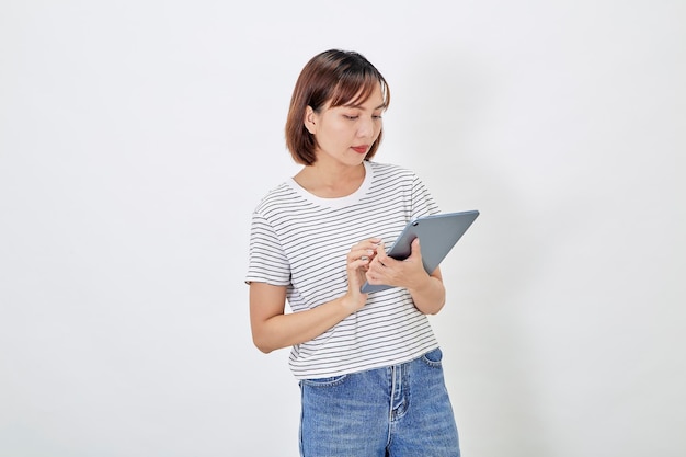 Foto junge asiatische frau mit lächelndem gesicht, die ein tablet verwendet