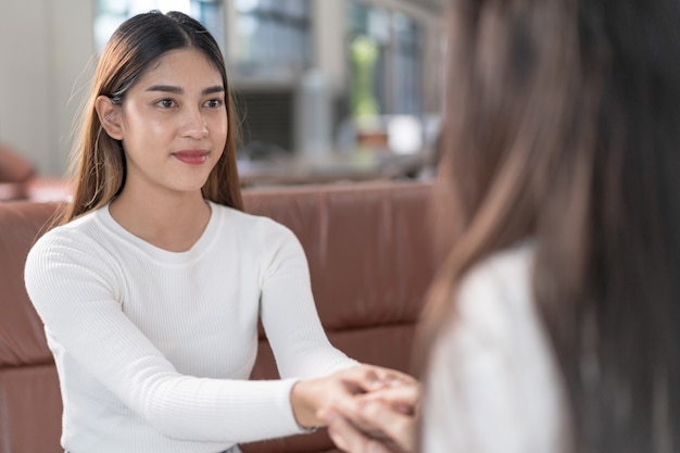 Junge asiatische Frau mit psychischen Problemen trifft Psychologen, um sich zu beraten und psychisch zu behandeln. Konzept für Psychologie und Mentaltherapie