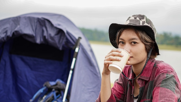 Junge asiatische Frau trinken Kaffee im Stuhl