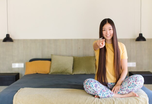 Junge asiatische Frau zeigt