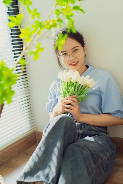 Foto junge asiatische frau zu hause