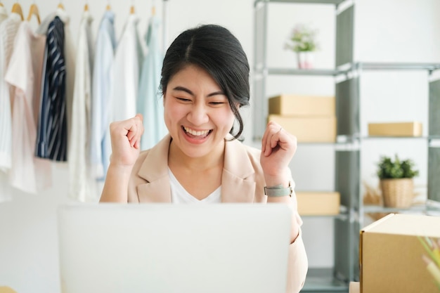 Junge asiatische Frauen freuen sich, nachdem sie eine neue Bestellung vom Kunden erhalten haben