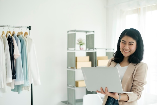 Junge asiatische Frauen freuen sich, nachdem sie eine neue Bestellung vom Kunden erhalten haben