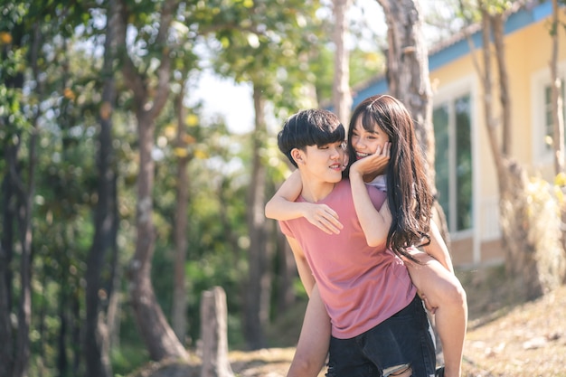 Junge asiatische Frauen LGBTQ lesbisches romantisches Paar lieben Konzept.