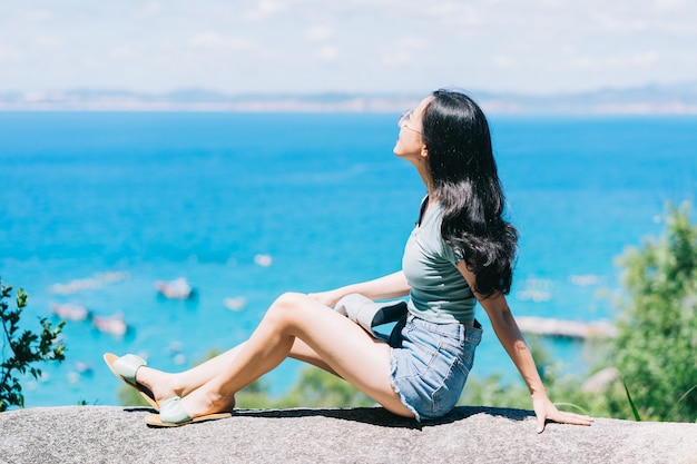 Junge asiatische Frauenentspannung im Sommer