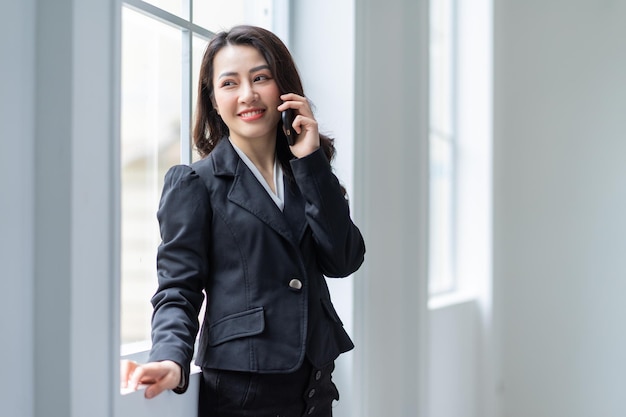 Junge asiatische Geschäftsfrau, die im Büro arbeitet