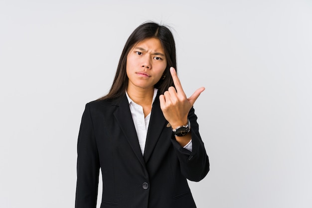 Junge asiatische Geschäftsfrau, die mit dem Finger auf Sie zeigt, als ob die Einladung näher kommt.