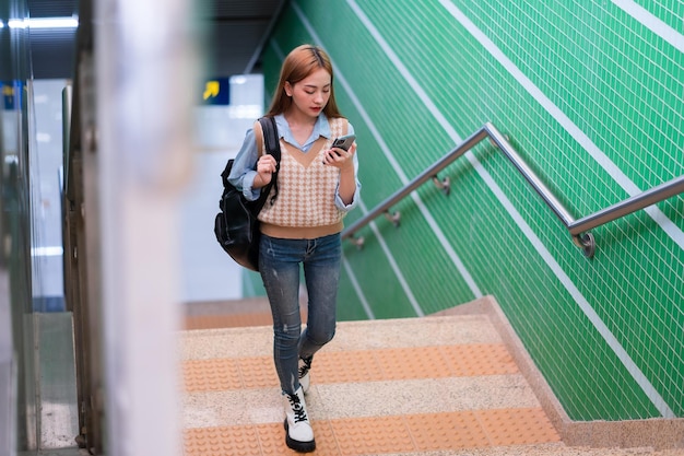 Junge asiatische Geschäftsfrau, die zur Arbeit geht