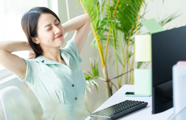 Junge asiatische Geschäftsfrau entspannen sich nach der Arbeit