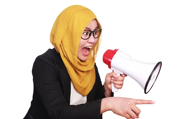 Junge asiatische Geschäftsfrau in Anzug und Hijab schreit mit einem wütenden Ausdruck
