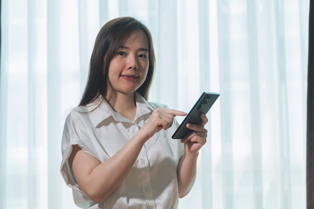 Junge asiatische Geschäftsfrau nutzt Tablet-Computer im Büroraum Geschäfts- und Technologiekonzept