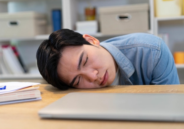 Junge asiatische Geschäftsmann arbeitet zu Hause