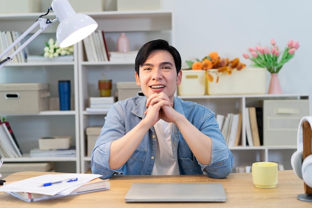 Junge asiatische Geschäftsmann arbeitet zu Hause