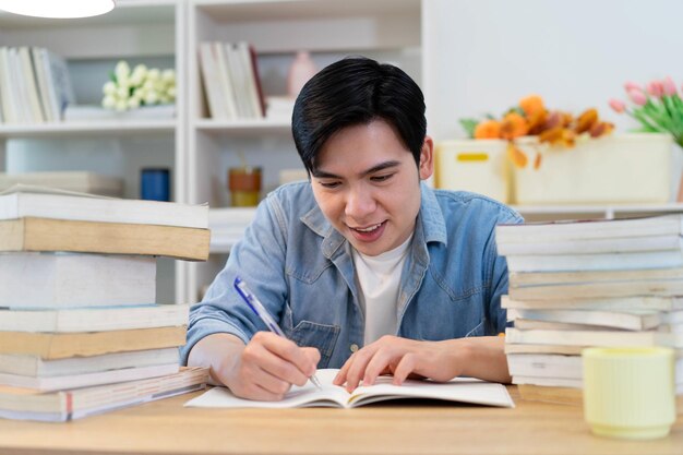 Foto junge asiatische geschäftsmann arbeitet zu hause