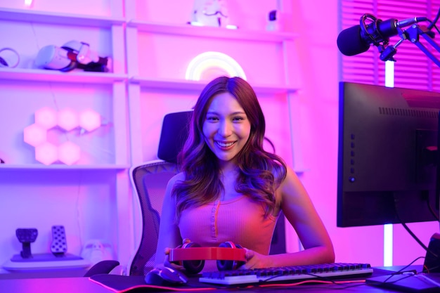 Junge asiatische hübsche Frau Pro Gamer hat Live-Streaming, singt und chattet mit ihren Fans zu Hause