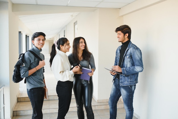 Junge asiatische indische College-Studenten