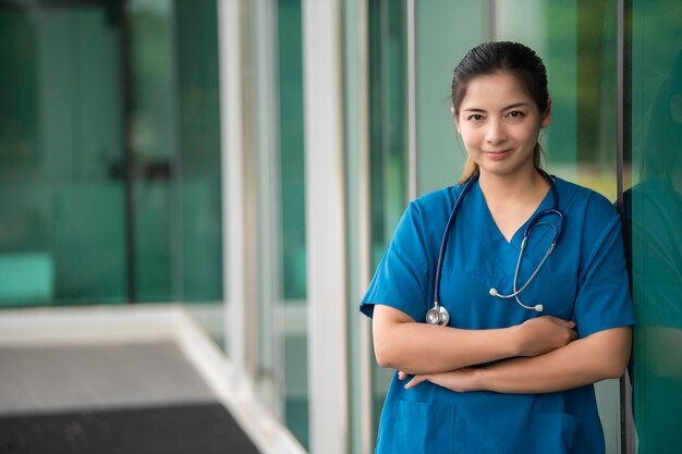 Foto junge asiatische krankenschwester, die in einer klinik arbeitet porträt eines arztes in einem krankenhaus