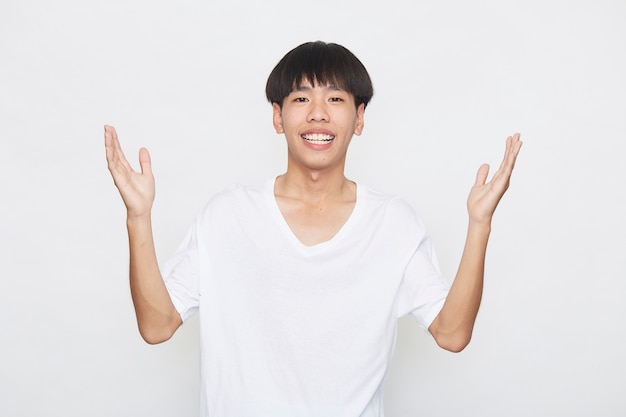 Junge asiatische Männer sind glücklich und aufgeregt auf weißer Oberfläche