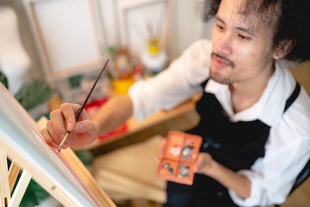 Junge asiatische männliche Person Malerei Künstler arbeiten im Studio, Kunst Hobby Lebensstil zu Hause