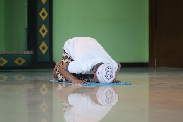 Foto junge asiatische muslime beten in der moschee