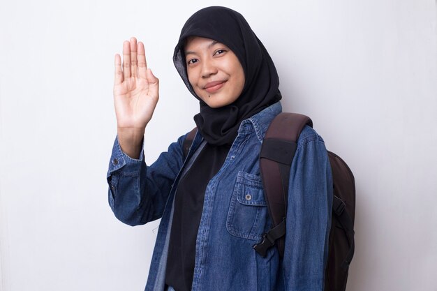 Junge asiatische muslimische Frau mit einem Rucksack