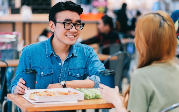 Junge asiatische Paare, die zusammen im Café zu Mittag essen