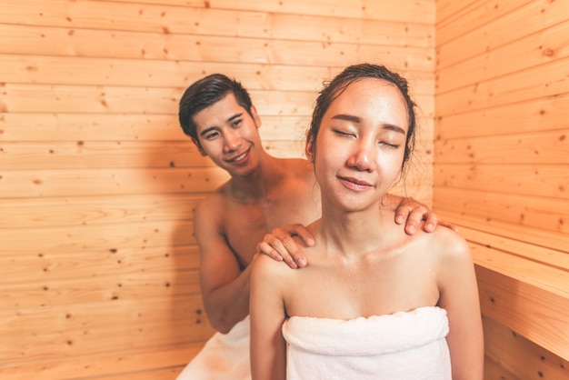 Junge asiatische Paare oder Liebhaber haben romantische Entspannung in der Sauna