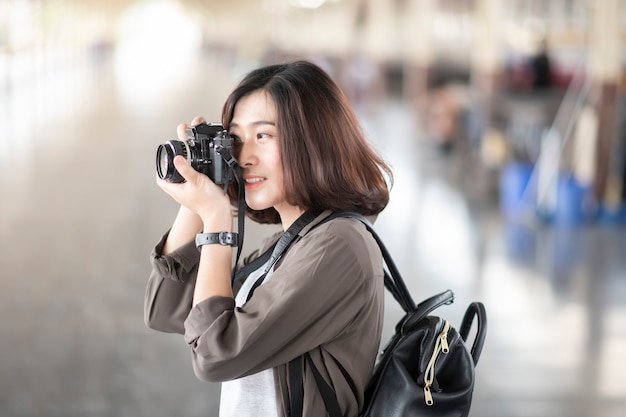 Junge asiatische Reisefrau genießt mit schönem Platz in Bangkok, Thailand