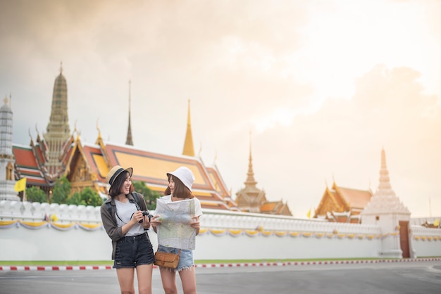 Junge asiatische Reisemädchen genießen mit schönem Platz in Bangkok, Thailand