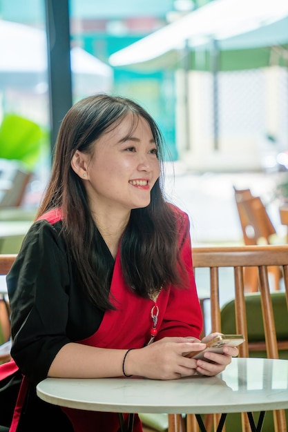 Junge asiatische schöne Frau mit Smartphone für Business-Online-Shopping-Überweisungsgeld