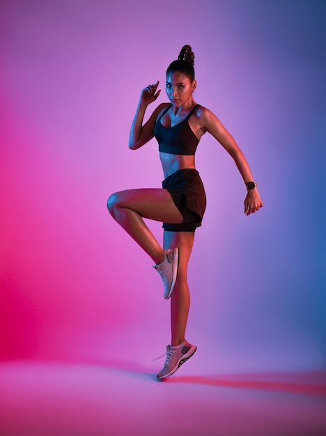 Junge asiatische sportliche Frau in Sportoutfits macht Dehnübungen vor dem Fitnesstraining