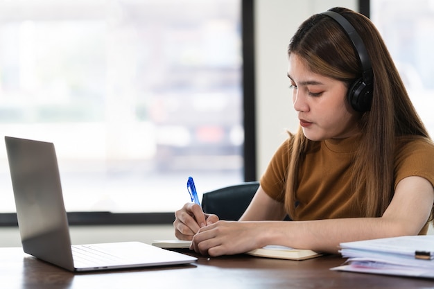 Junge asiatische Studentinnen, die im Klassenzimmer studieren