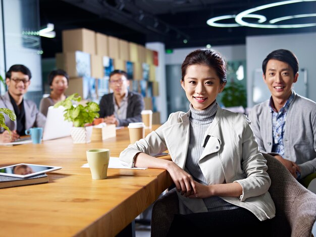 Foto junge asiatische unternehmer treffen sich im büro