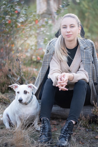 Foto junge attraktive frau, die mit hund spielt